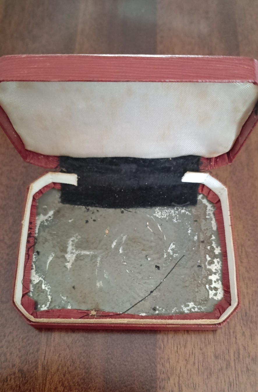 欧洲币章勋章首饰盒子专场十二期 铁盒80x62mm，内垫缺失，可自行改造
