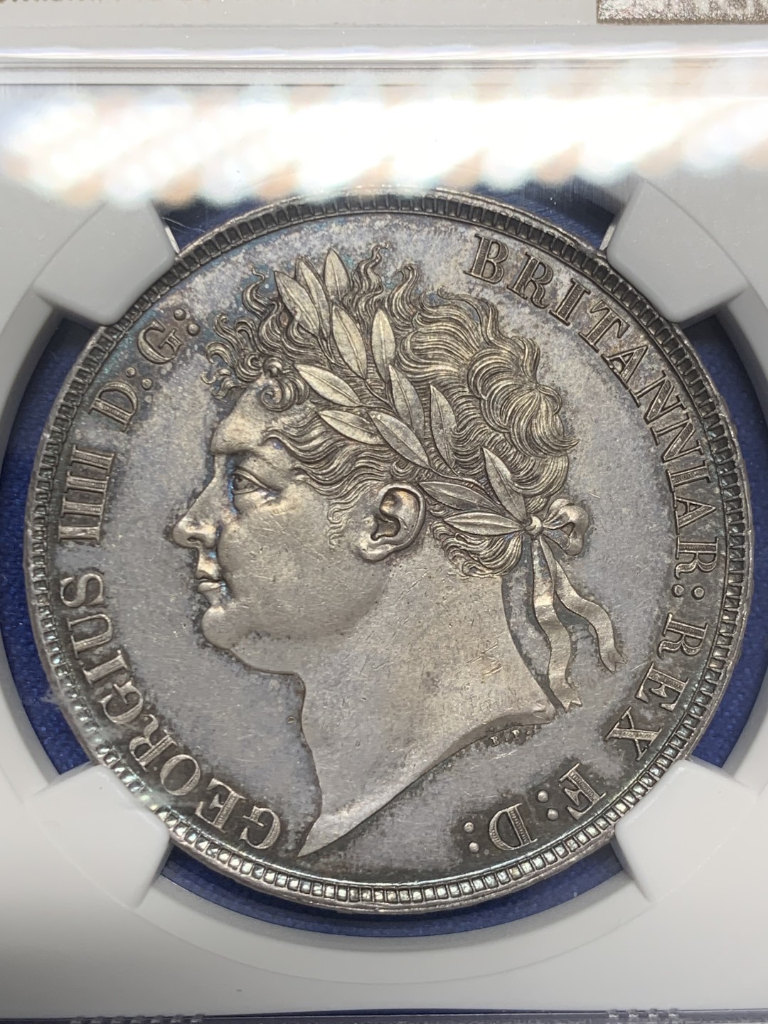 欢迎参加《竞宝斋》五一特拍-第161场-周日，周一 2场 NGC MS62 英国 1821年 乔治四世马剑克朗 好彩低评 发丝完美 马剑面无可挑剔 实物孔雀蓝彩