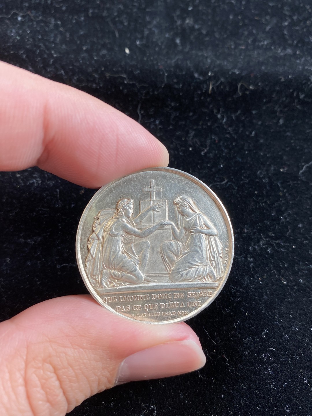 万国钱币拍卖第007期（慕尼黑第二夜） 1900年左右爱情与婚姻银章 节选圣马太福音第二章对穿着古董衣服的夫妇跪在祭坛前，右手举着十字架。在左边，丈夫用左手指着一本打开的书宣誓。32MM 15G