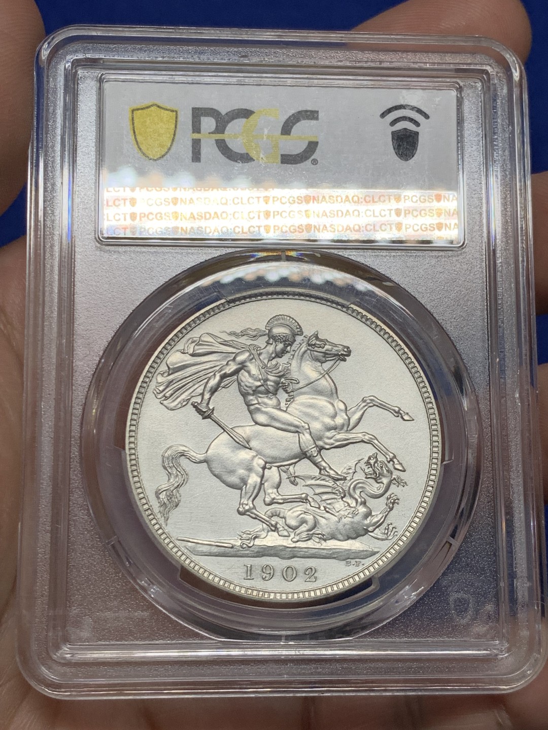 欢迎参加《竞宝斋》五一特拍-第161场-周日，周一 2场 PCGS-PR62 matte 英国 1902 爱德华七世 1克朗 马剑大银币，底板很好，很难得
