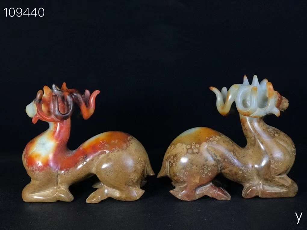 精品和田玉梅花鹿，选料上乘，玉质圆润，造型独特，包浆浓厚，品相一流，沁色完美！