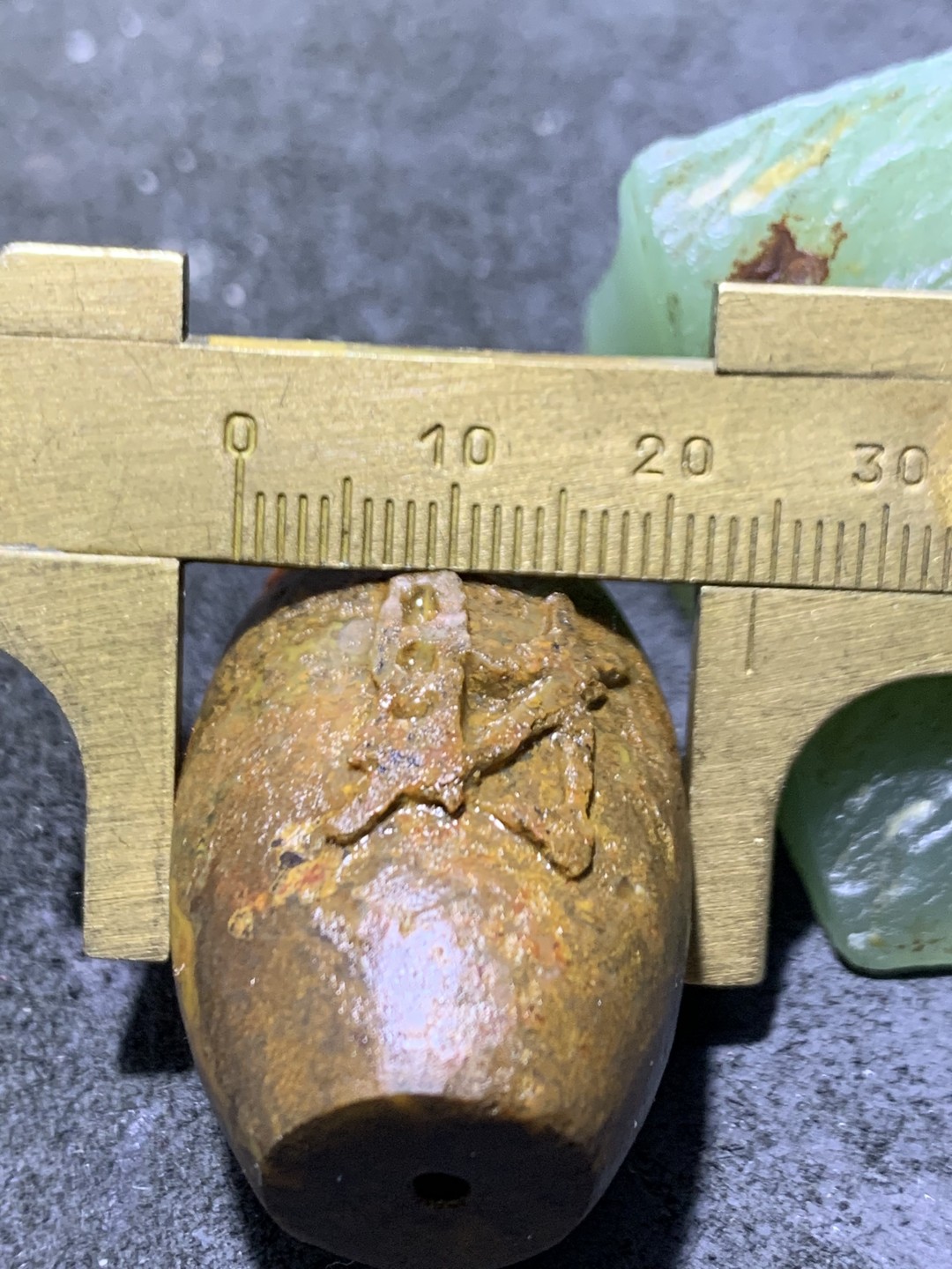 精美亚光冰飘草花纹战国红玛瑙手工雕刻财字龙鱼大桶珠一颗！