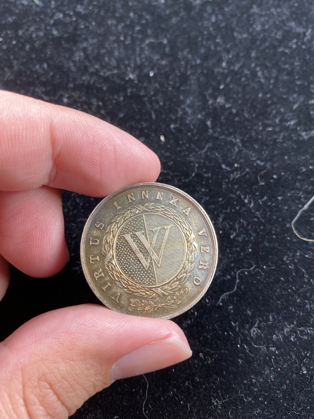 万国钱币拍卖第007期（慕尼黑第二夜） 1831年瑞士日内瓦教育委员会古典学者女神五彩银章  31MM 16G