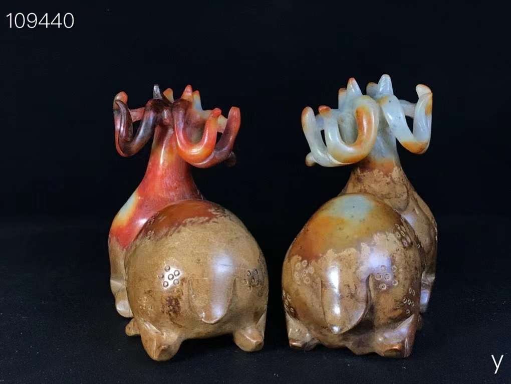 精品和田玉梅花鹿，选料上乘，玉质圆润，造型独特，包浆浓厚，品相一流，沁色完美！