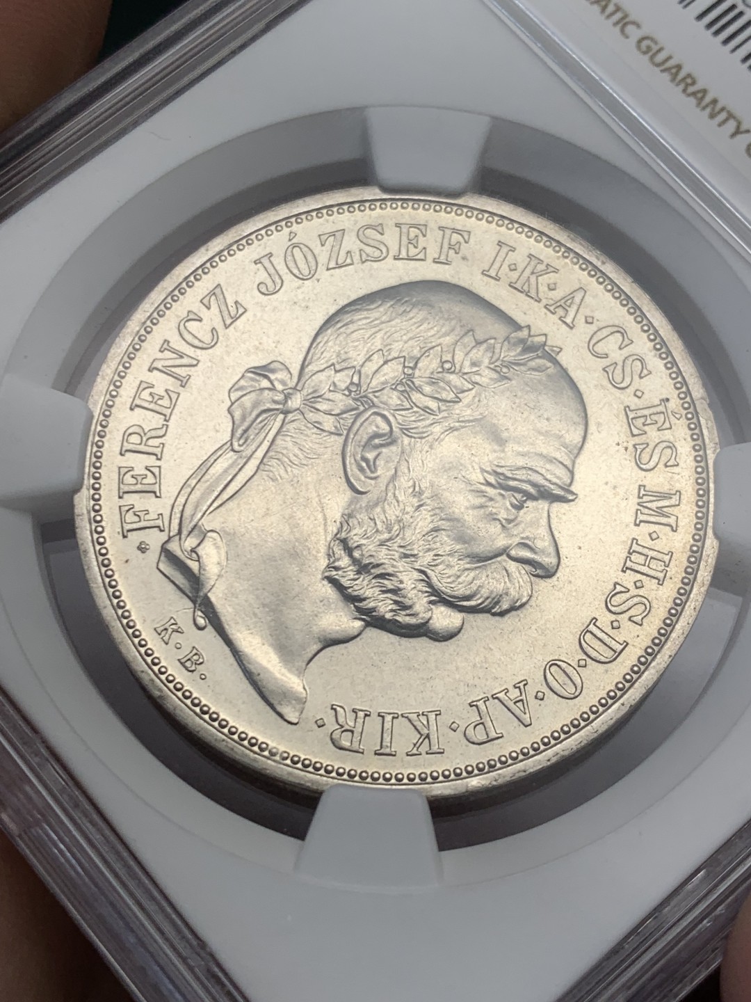 欢迎参加《竞宝斋》五一特拍-第161场-周日，周一 2场 NGC-PF64 匈牙利 1900年 天使5克朗大银币 早期后铸 皇帝名字FERENCZ前饰有一朵小玫瑰 精制币罕见 外拍暴涨品种