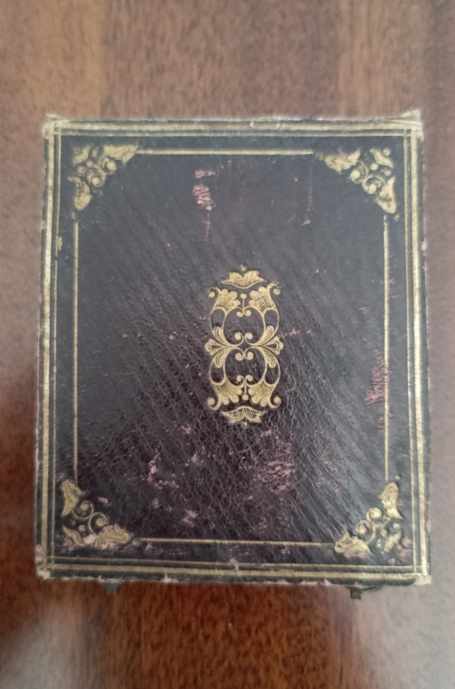 欧洲币章勋章首饰盒子专场十二期 烫金木盒外径7x6cm，内径37.5mm