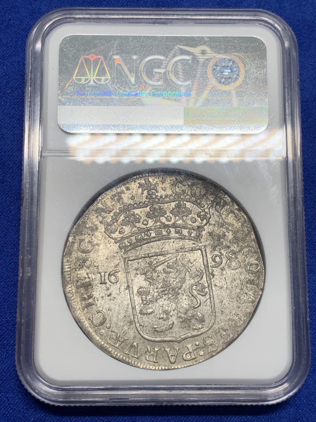 欢迎参加《竞宝斋》五一特拍-第161场-周日，周一 2场 NGC MS62 荷兰 1698 站人骑士 1杜卡特大银币 唯一冠军分 打制清晰 包浆好