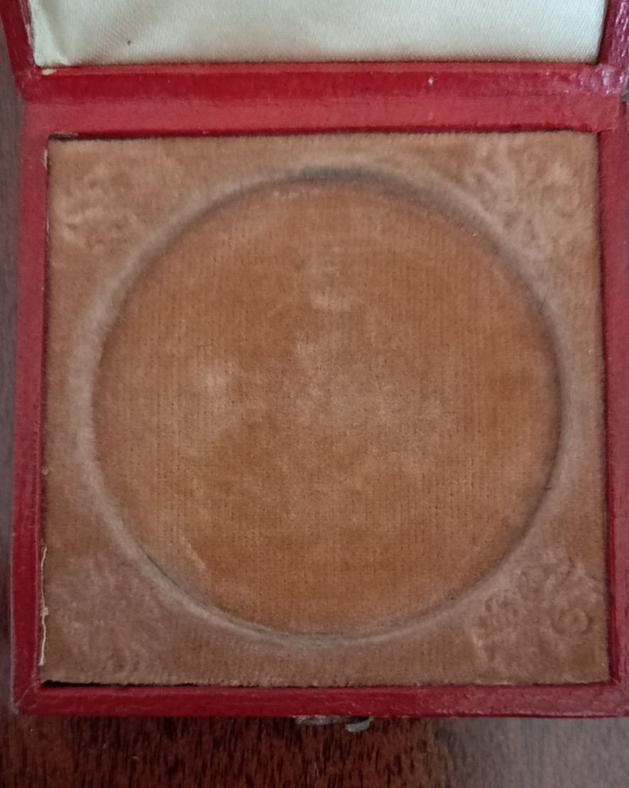 欧洲币章勋章首饰盒子专场十二期 木盒外径58mm，内径45mm，内衬压花