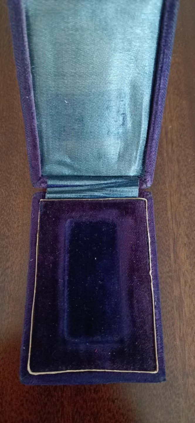 欧洲币章勋章首饰盒子专场十二期 绒布木盒外径78x55mm，内径50x23mm