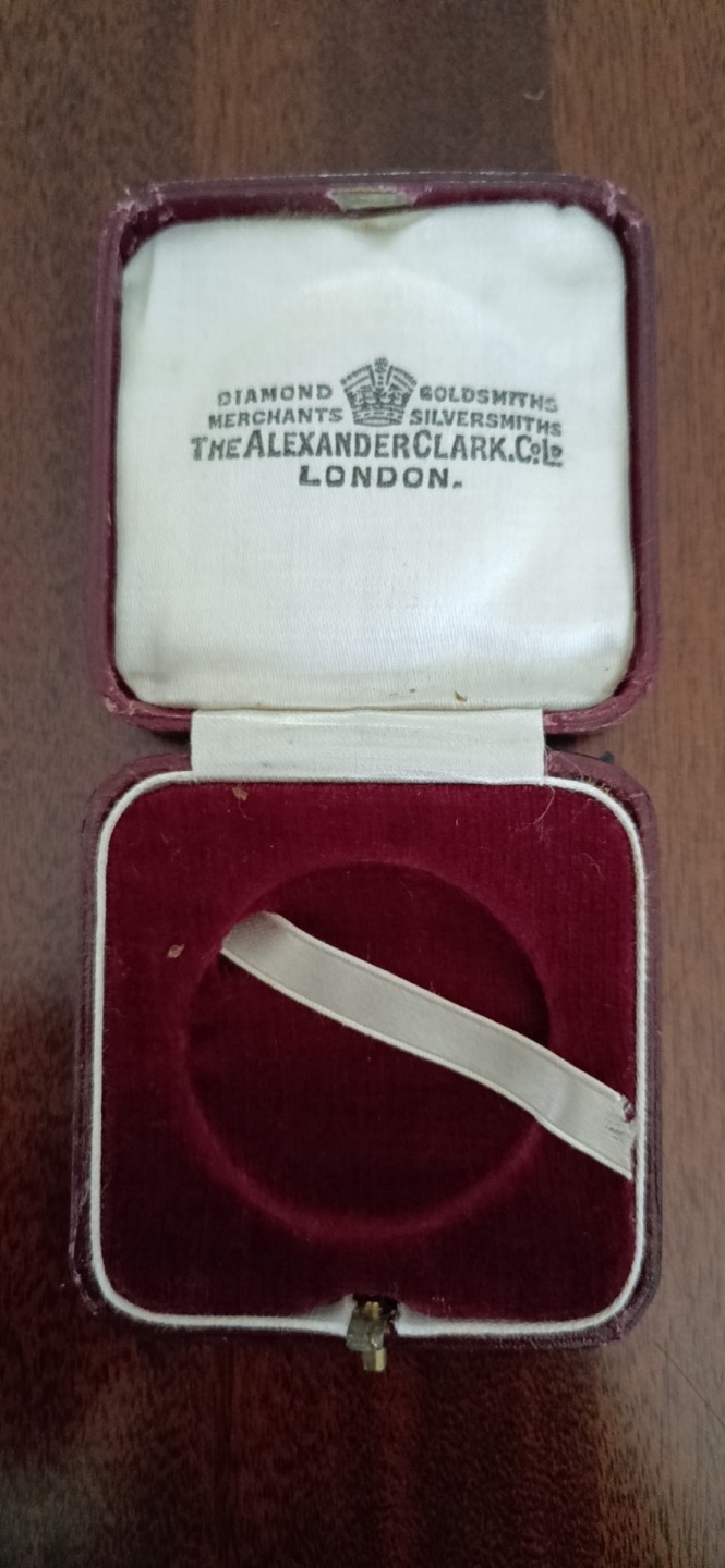 欧洲币章勋章首饰盒子专场十二期 木盒外径6cm，内径38mm，厚且坚固