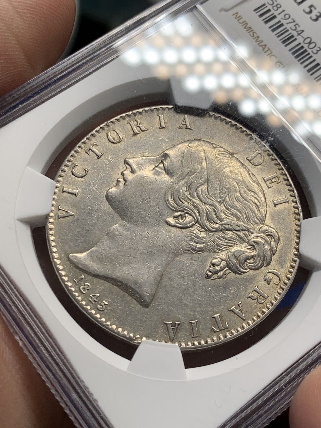 欢迎参加《竞宝斋》五一特拍-第161场-周日，周一 2场 NGC AU53 英国 1845 小维 盾徽版 克朗银币 梅花边 流通币 好品极少