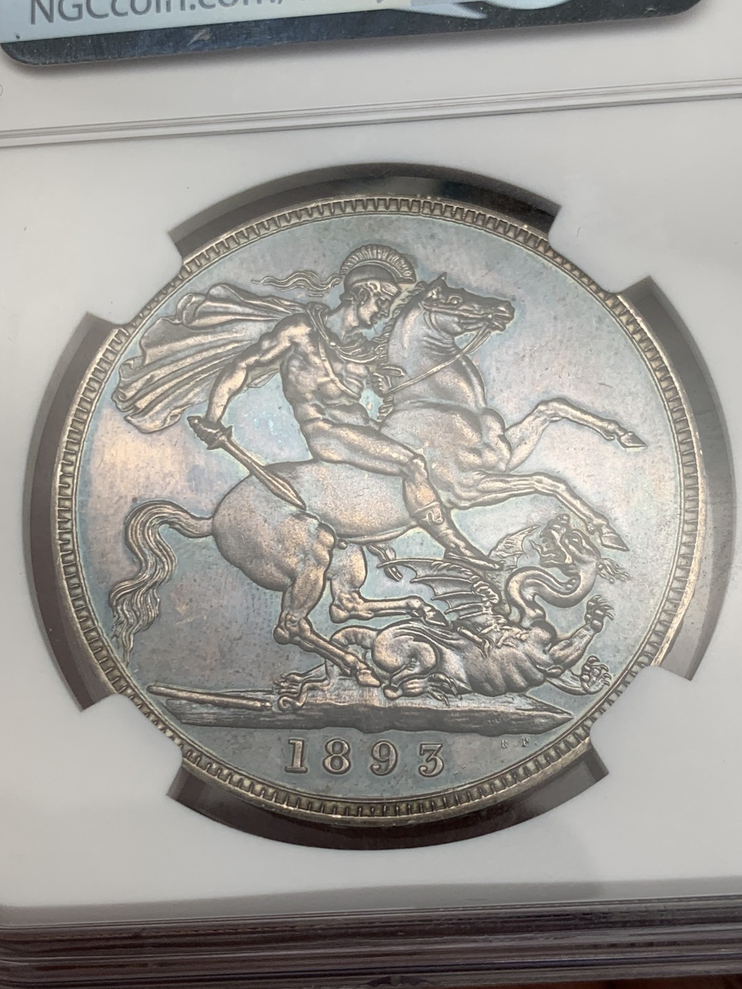 欢迎参加《竞宝斋》五一特拍-第161场-周日，周一 2场 NGC PF63 英国 1893年 精制披纱克朗 女王面冷峻哥特风灰彩 整体很搭阿尔伯特亲王去世后 女王披纱悼念的场景 马剑面深蓝满彩 真正的BULE BLOOD 收藏级精制马剑