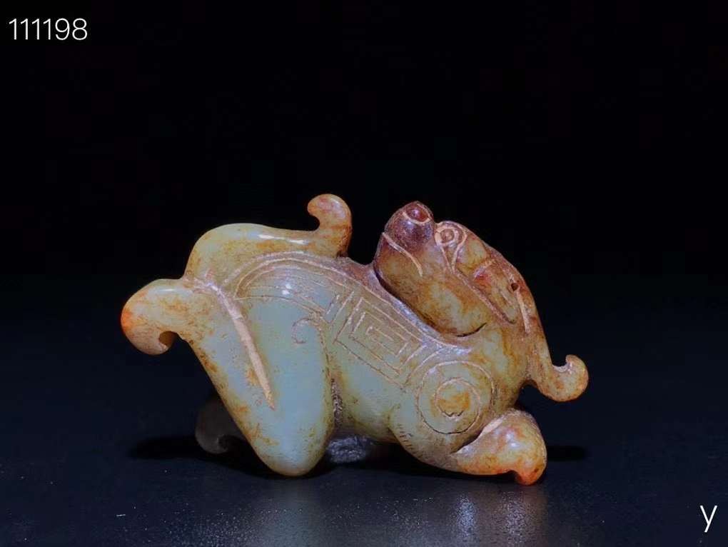 和田玉瑞兽摆件，玉质细腻，包浆厚重，沁色入骨，雕工精细，品相完美，细节如图。
