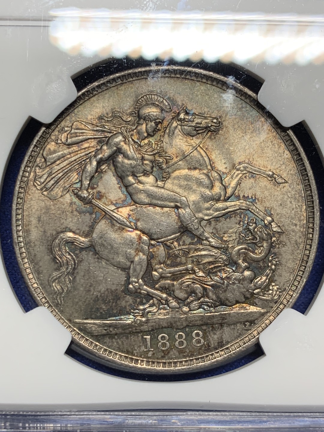 欢迎参加《竞宝斋》五一特拍-第161场-周日，周一 2场 NGC-MS62 英国1888年 1克朗 马剑银币，五彩包浆，盒子略有划痕，不影响密封 稀缺MS