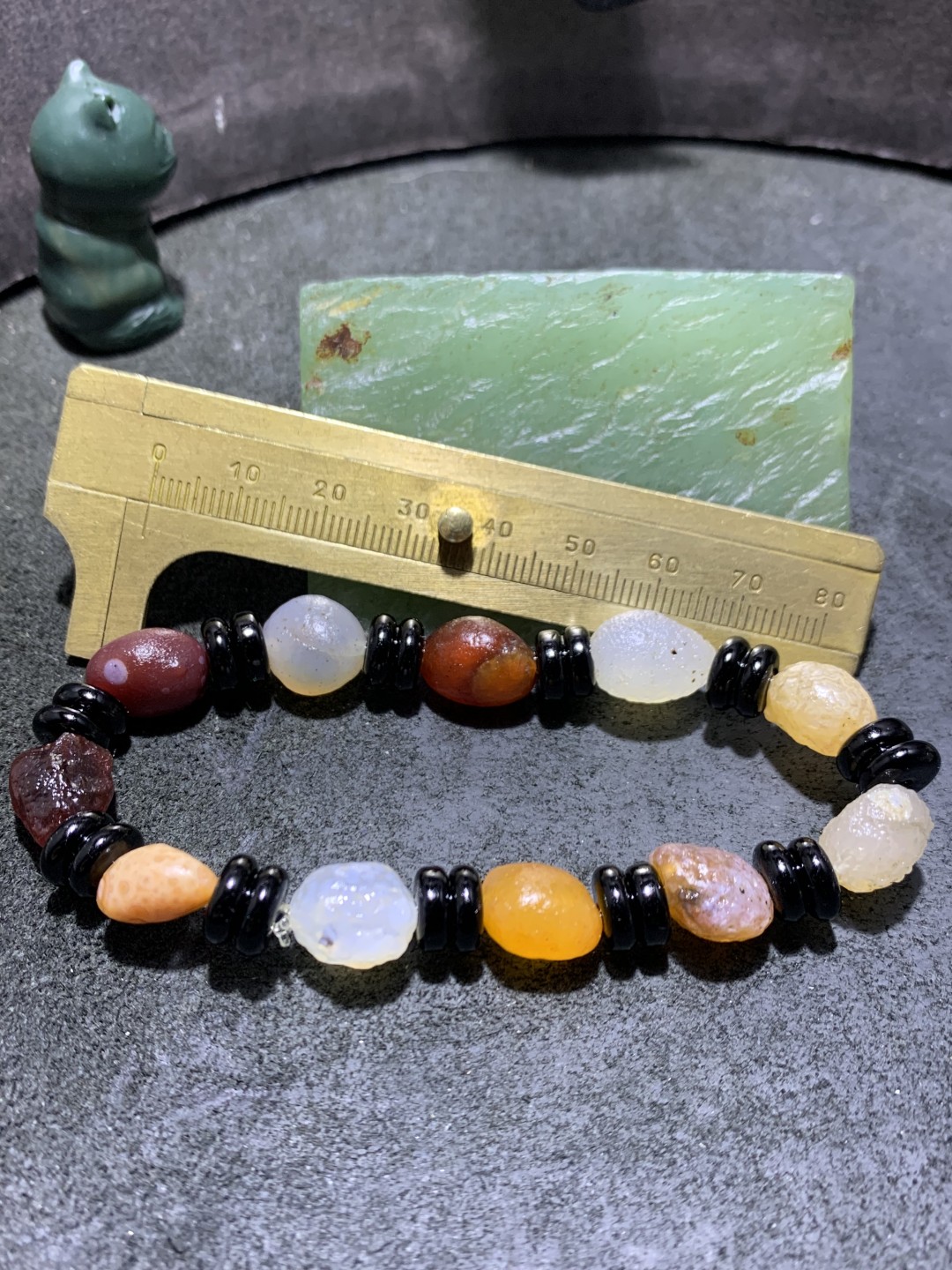 天然阿拉善戈壁彩眼加彩珠玛瑙手串一条，