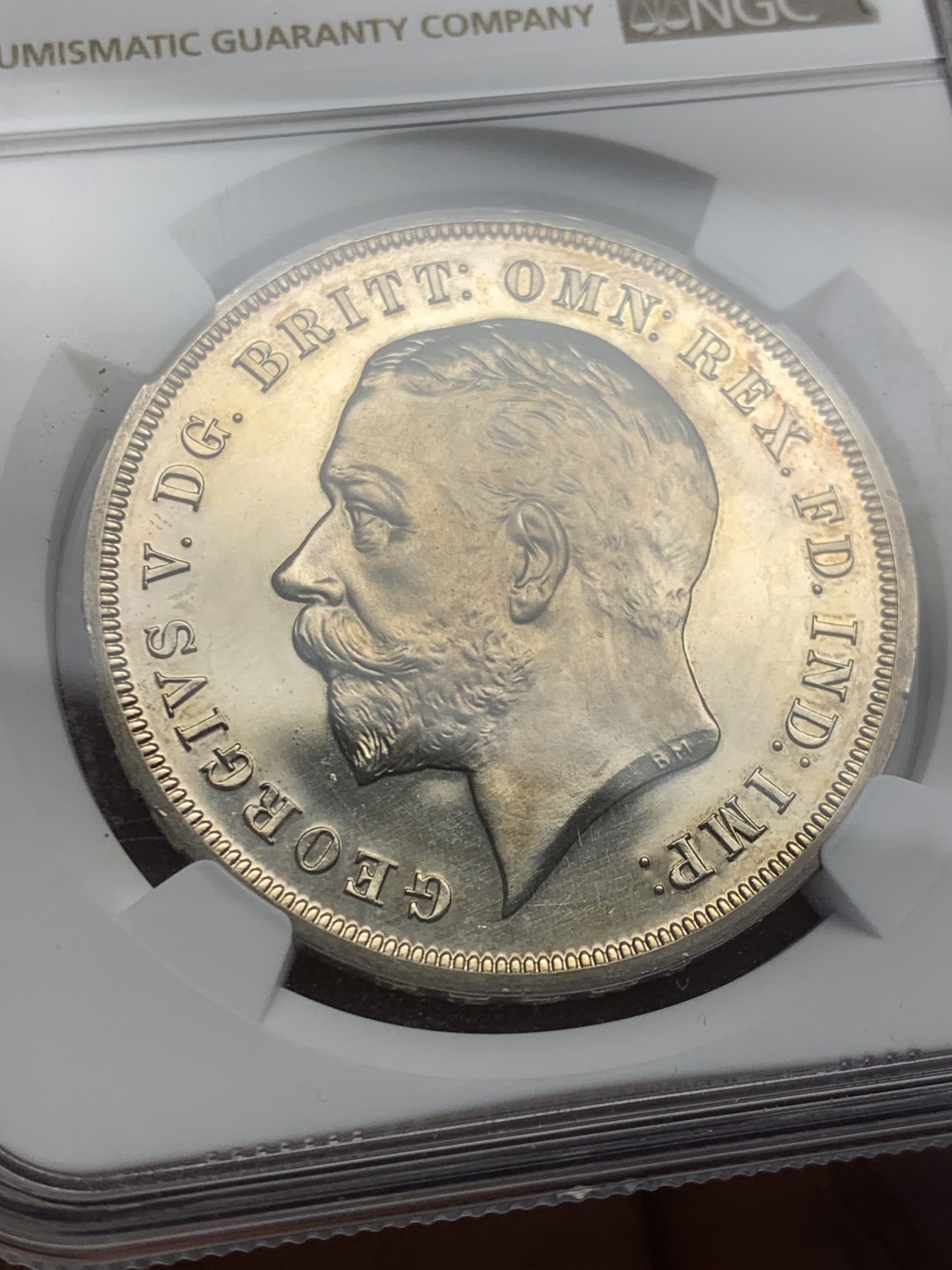 欢迎参加《竞宝斋》五一特拍-第161场-周日，周一 2场 NGC-PF62 英国 1935年 精制乔五凸边克朗 镜面效果一流 2500枚的发行量 925