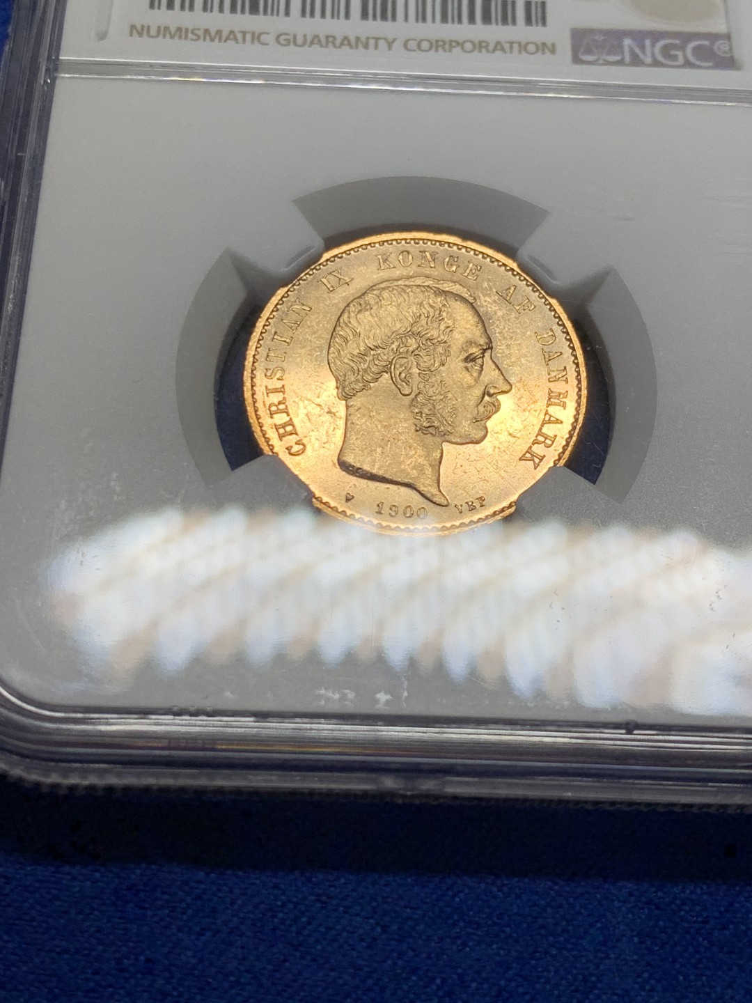 欢迎参加《竞宝斋》五一特拍-第161场-周日，周一 2场 NGC MS63 丹麦 1900 美人鱼 20克朗 HC 金币  8.9606g 900金 少见品种