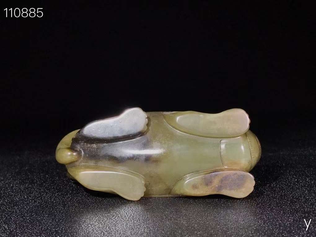 和田玉神龙摆件，手工雕刻、包浆醇厚，沁色深入肌理，尺寸如图。喜欢私询