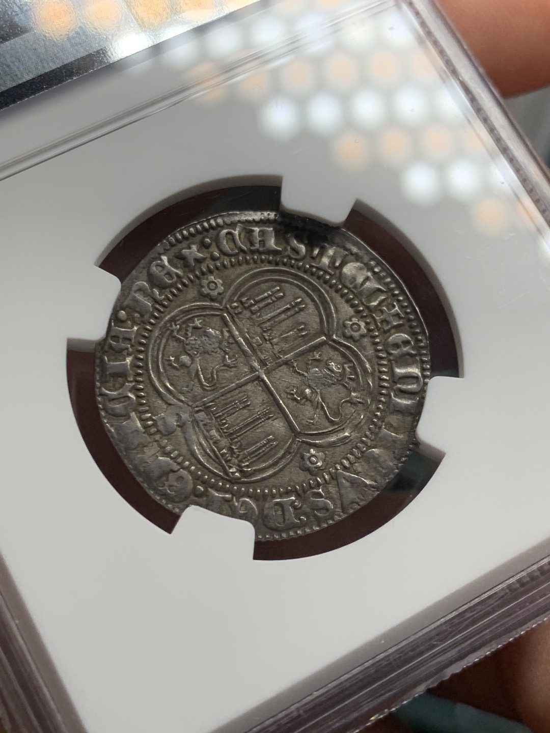 欢迎参加《竞宝斋》五一特拍-第161场-周日，周一 2场 NGC-AU55 西班牙 1369-79 中世纪打制币 卡斯蒂利亚塞维利亚厂“私生子”恩里克二世，第4名，狮子城堡盾徽，皇冠变体字母，典型的中世纪风格，打制极佳，包浆很舒服的一枚