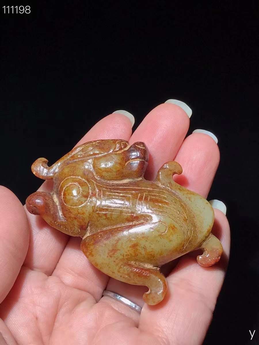 和田玉瑞兽摆件，玉质细腻，包浆厚重，沁色入骨，雕工精细，品相完美，细节如图。
