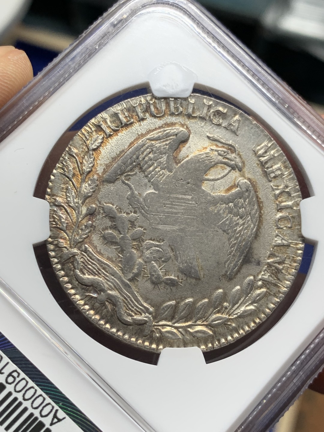 欢迎参加《竞宝斋》五一特拍-第161场-周日，周一 2场 NGC MS63 1863 O FR 墨西哥  早期鹰洋8里亚尔银币，特别粗壮，大名誉品