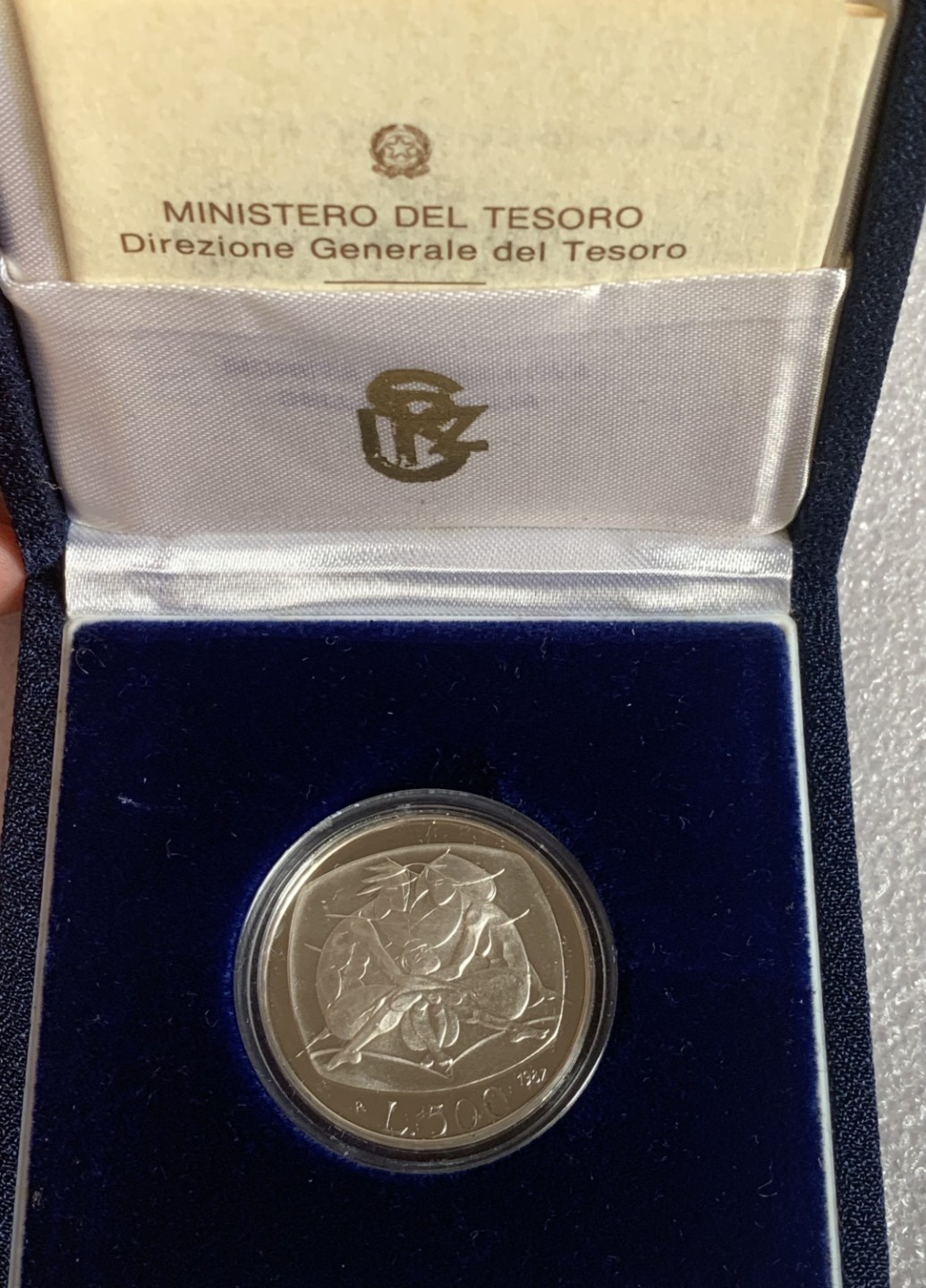 瓶子🏺第89期拍卖会 意大利1987年500里拉精制纪念银币 联合国国际家庭日 原盒