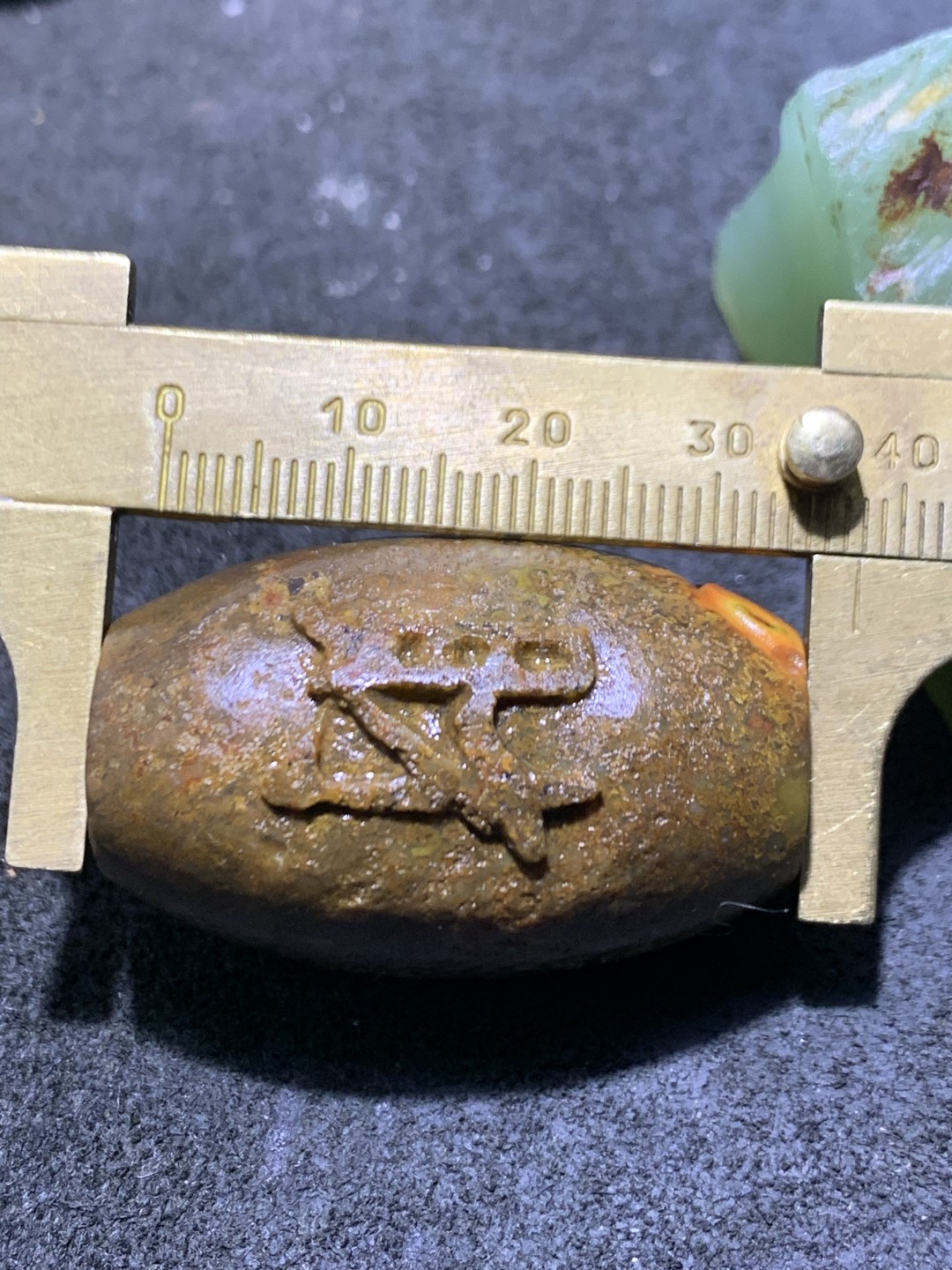 精美亚光冰飘草花纹战国红玛瑙手工雕刻财字龙鱼大桶珠一颗！