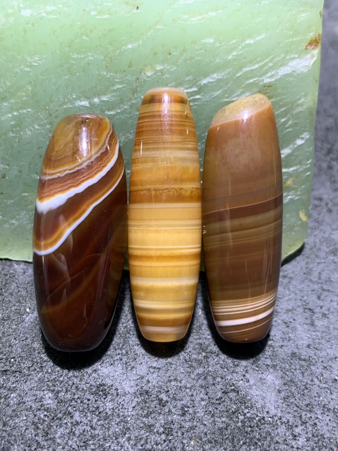 高玉化咖色通货缠丝玛瑙桶珠一组