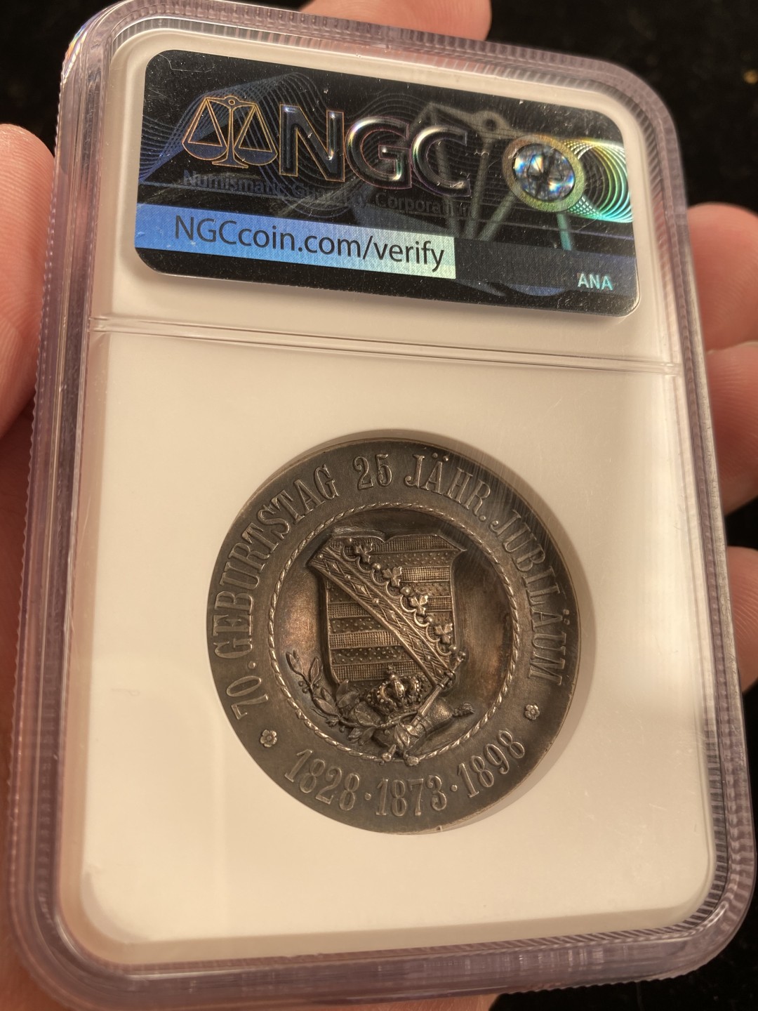 万国钱币拍卖第007期（慕尼黑第二夜） NGC MS62 1898年德国萨克森阿尔伯特执政25周年纪念内凹式加厚银章 加厚盒 33MM 35G，超级厚重的样章