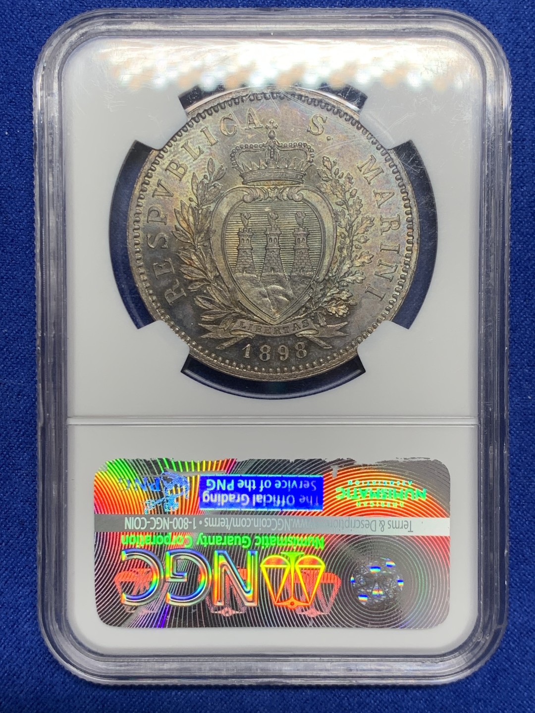 欢迎参加《竞宝斋》五一特拍-第161场-周日，周一 2场 NGC-MS63 圣马力诺 1898年 5里拉 银币 深色五彩 绝美收藏级