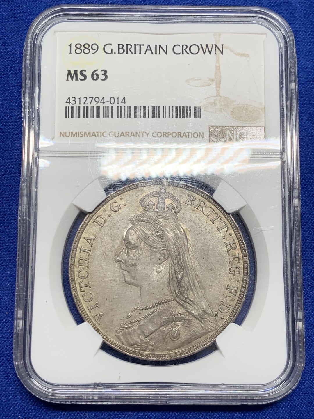 欢迎参加《竞宝斋》五一特拍-第161场-周日，周一 2场 NGC-MS63 英国1889年 维多利亚 高冠版 马剑 克朗大银币 包浆浑厚