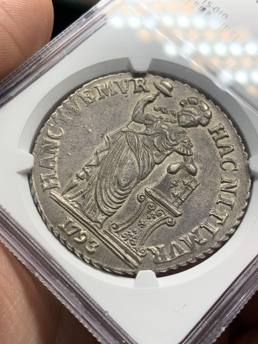 欢迎参加《竞宝斋》五一特拍-第161场-周日，周一 2场 NGC-MS61 荷兰西弗里斯兰省 1793年站女神3盾银币，原味好品，人像面和狮徽面都打得很规整