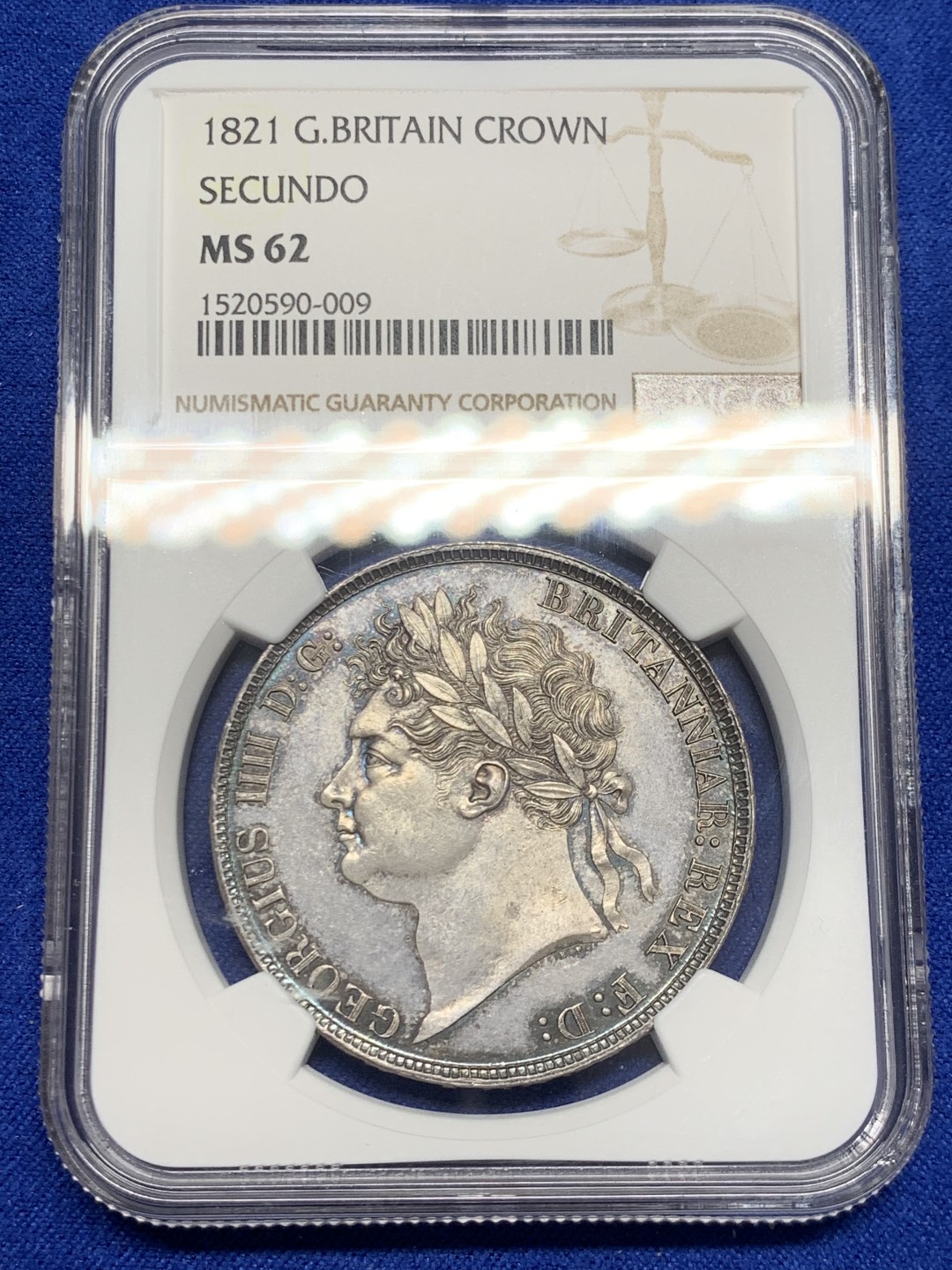 欢迎参加《竞宝斋》五一特拍-第161场-周日，周一 2场 NGC MS62 英国 1821年 乔治四世马剑克朗 好彩低评 发丝完美 马剑面无可挑剔 实物孔雀蓝彩