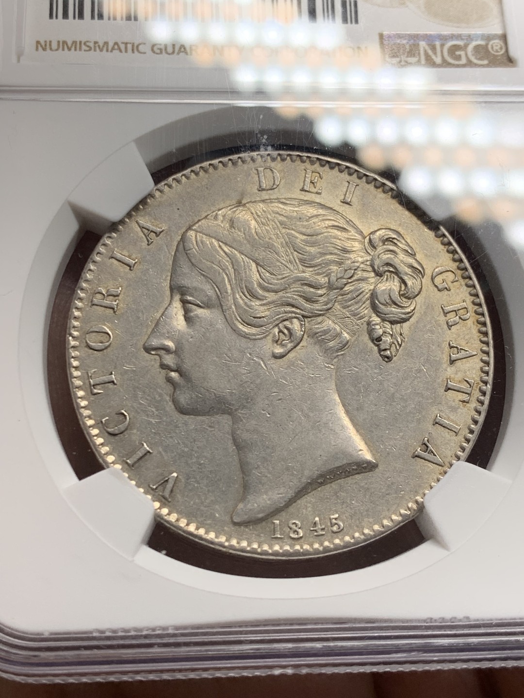 欢迎参加《竞宝斋》五一特拍-第161场-周日，周一 2场 NGC AU53 英国 1845 小维 盾徽版 克朗银币 梅花边 流通币 好品极少