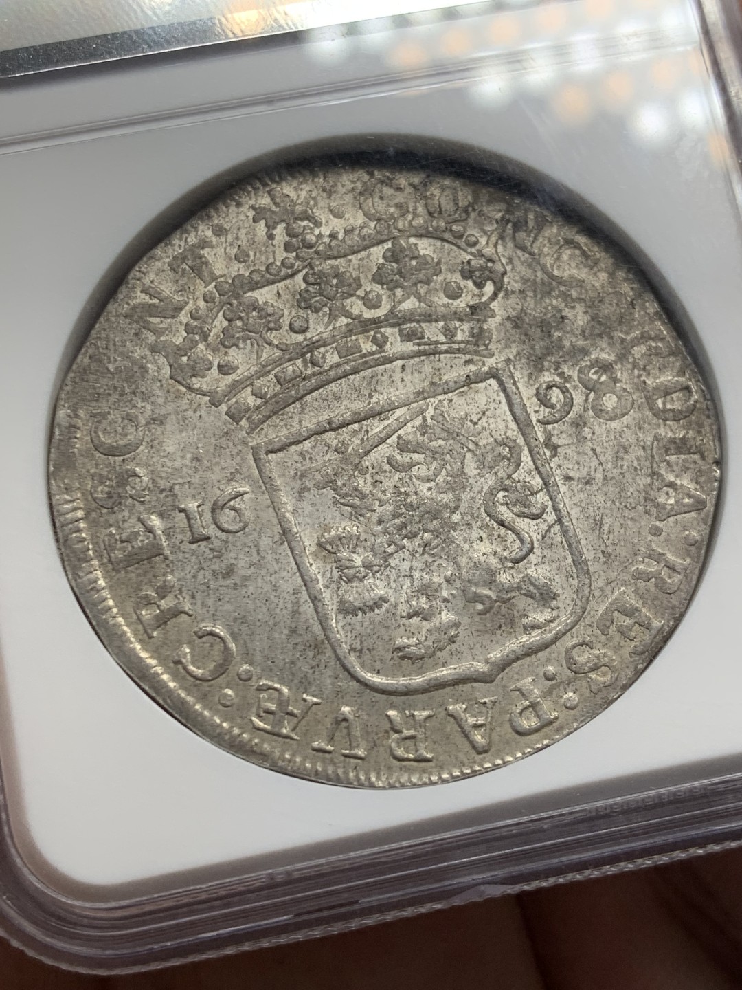 欢迎参加《竞宝斋》五一特拍-第161场-周日，周一 2场 NGC MS62 荷兰 1698 站人骑士 1杜卡特大银币 唯一冠军分 打制清晰 包浆好