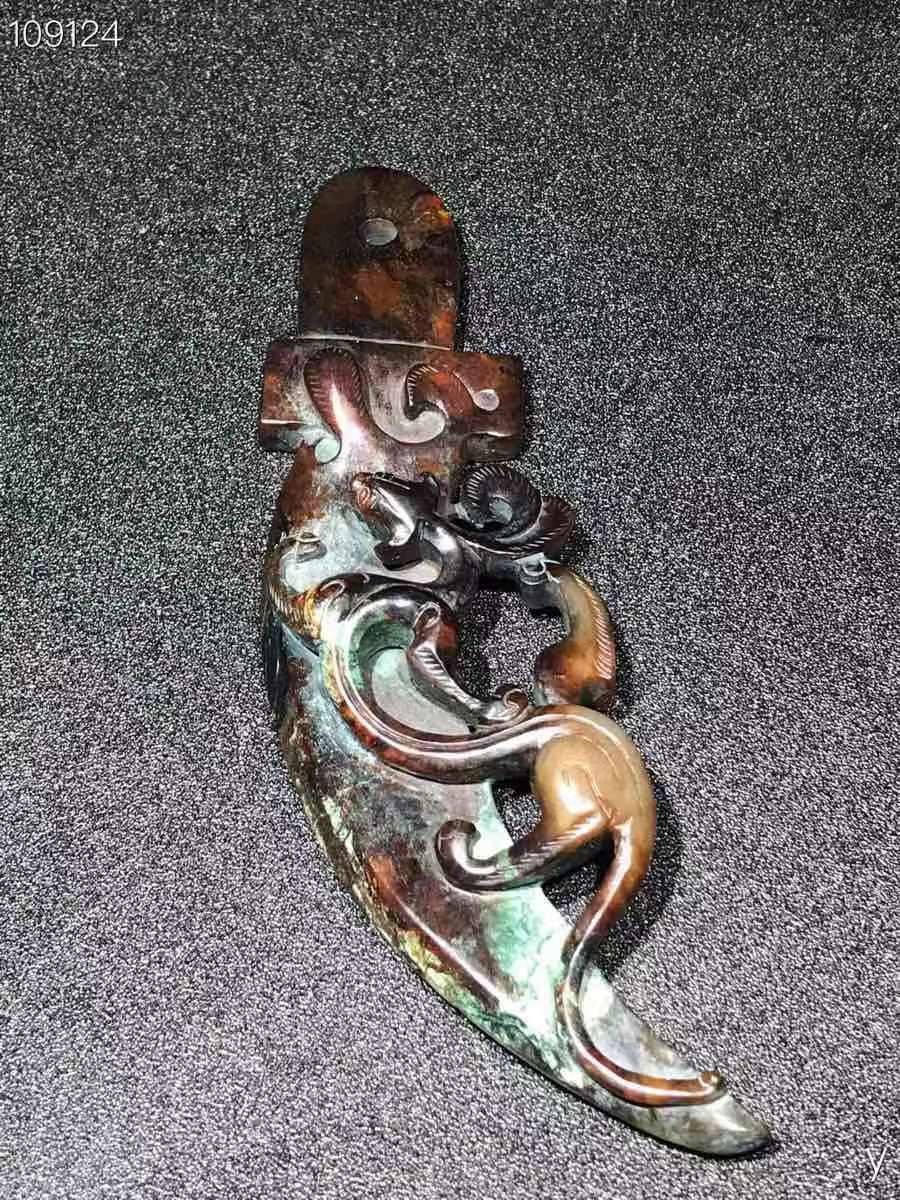 精品和田玉璃龙刀币、做工精致，玉质油润细腻，高端大气上档次，保存完好，成色如图