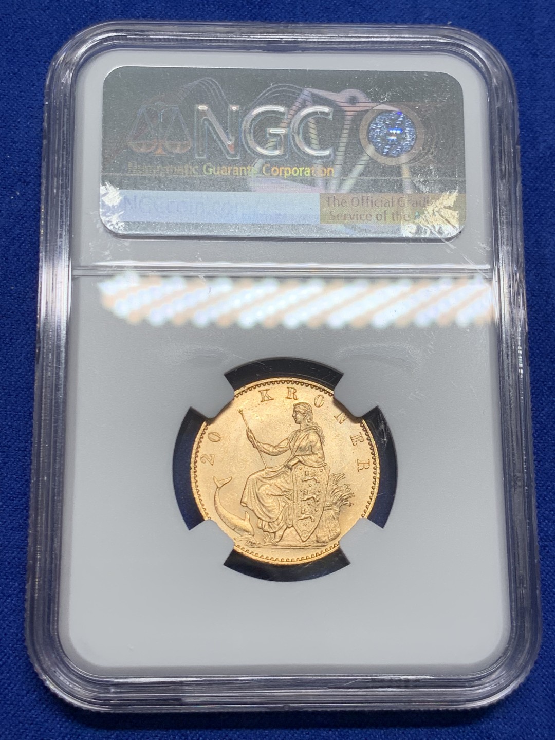 欢迎参加《竞宝斋》五一特拍-第161场-周日，周一 2场 NGC MS63 丹麦 1900 美人鱼 20克朗 HC 金币  8.9606g 900金 少见品种