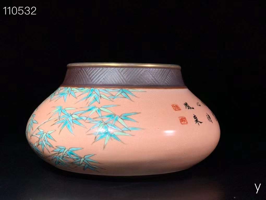 乾隆粉釉绿竹诗文描金笔洗，纯手工胎，器形优美，造型周正挺拔，品相完整。