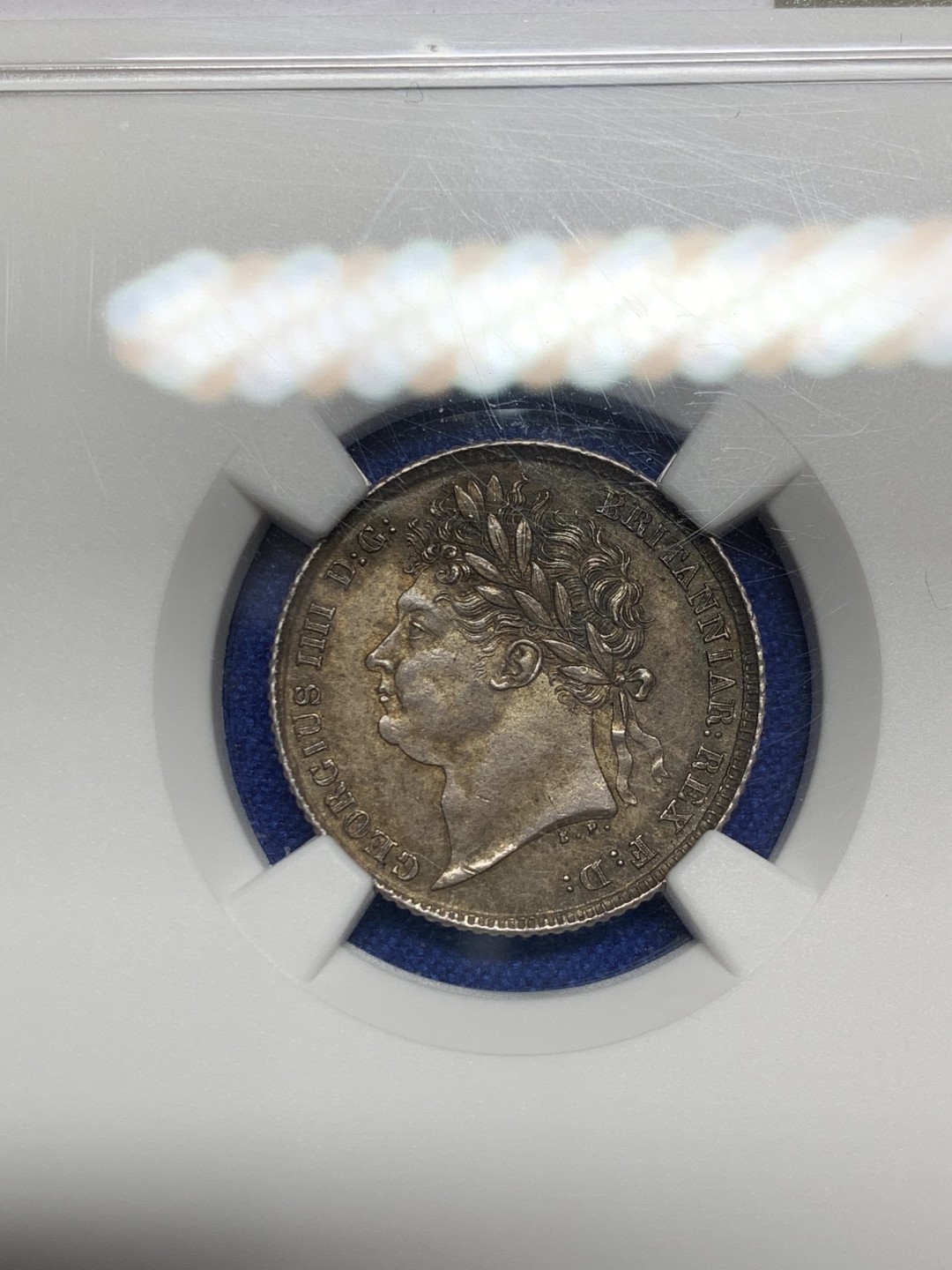 欢迎参加《竞宝斋》五一特拍-第161场-周日，周一 2场 NGC MS63 英国 1825年 乔四 6便士 银币 高品细节 深厚包浆 状态非常好