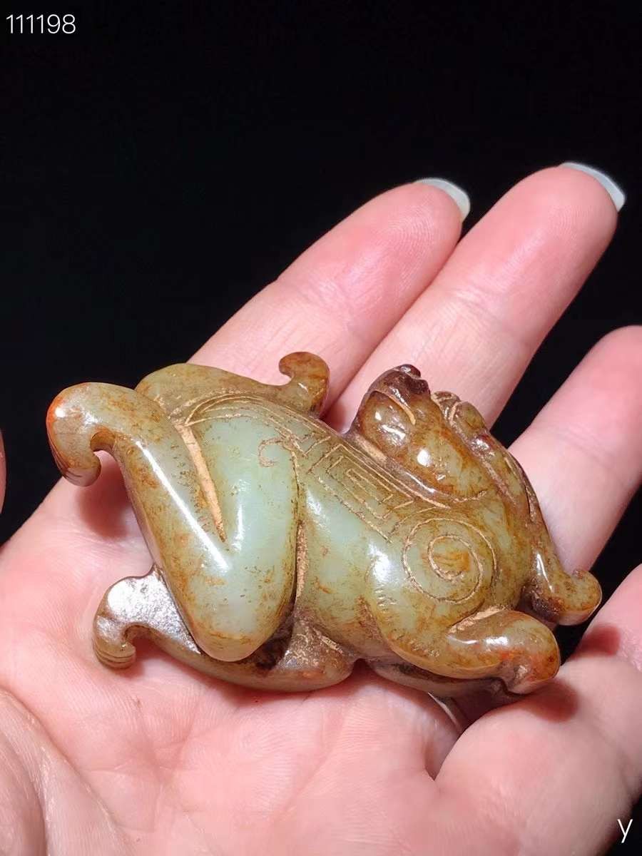 和田玉瑞兽摆件，玉质细腻，包浆厚重，沁色入骨，雕工精细，品相完美，细节如图。