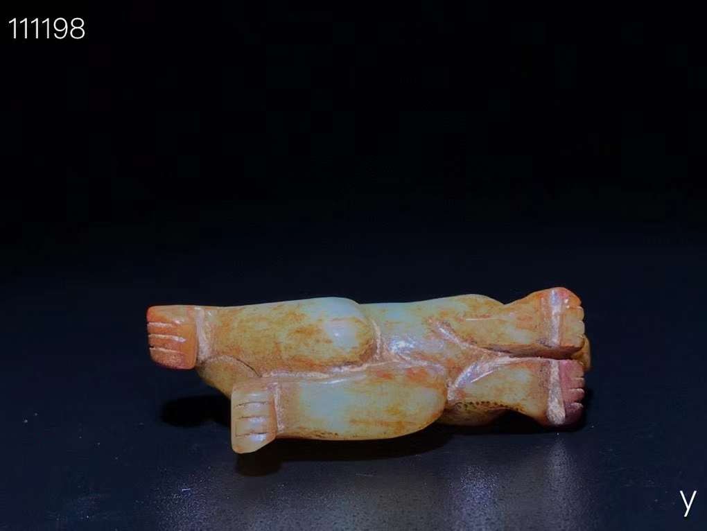 和田玉瑞兽摆件，玉质细腻，包浆厚重，沁色入骨，雕工精细，品相完美，细节如图。