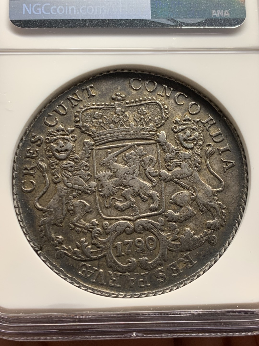 欢迎参加《竞宝斋》五一特拍-第161场-周日，周一 2场 唯一冠军分NGC-AU50 荷兰西佛里斯兰 1790/89年 骑字版大马剑 1杜卡特 老包浆 细节一流 难得的是这枚骑字版是唯一一枚入盒的币 某种程度上的孤品