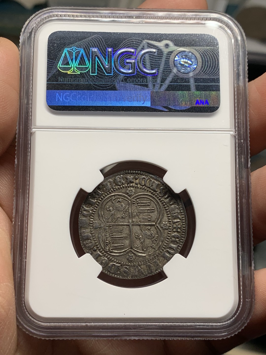 欢迎参加《竞宝斋》五一特拍-第161场-周日，周一 2场 NGC-AU55 西班牙 1369-79 中世纪打制币 卡斯蒂利亚塞维利亚厂“私生子”恩里克二世，第4名，狮子城堡盾徽，皇冠变体字母，典型的中世纪风格，打制极佳，包浆很舒服的一枚