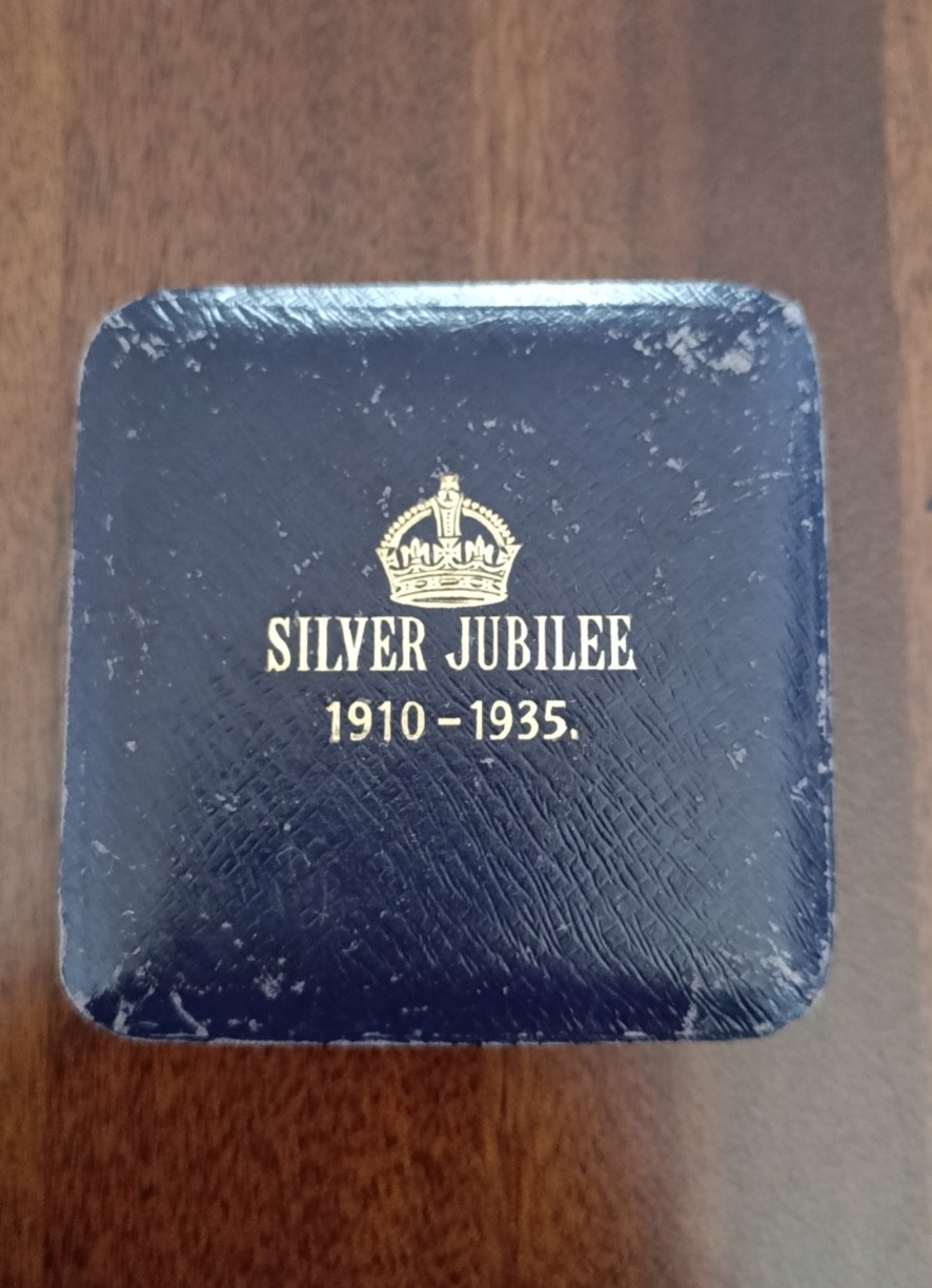 欧洲币章勋章首饰盒子专场十二期 1935英王加冕银禧年纪念章盒67mm，内径37mm放大版章非小版