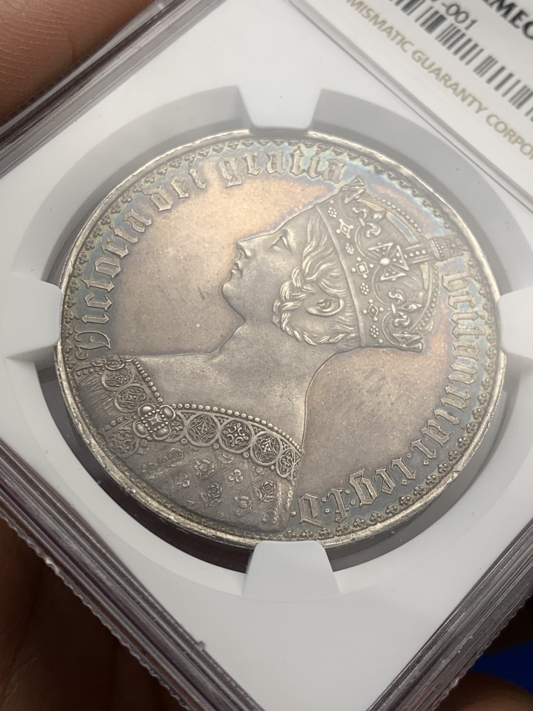 欢迎参加《竞宝斋》五一特拍-第161场-周日，周一 2场 NGC PF62CAMEO 英国 1847年 哥特克朗 大名誉品 带cam的很少 该枚底板镜面效果明显 女王人像中心紫红彩 外围深蓝环彩 背面深蓝环彩 底板干净清爽 无明显拉丝 综合非常棒的一枚哥特克朗