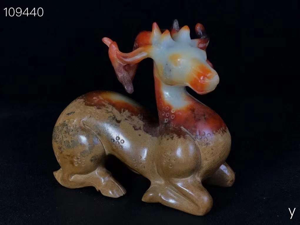 精品和田玉梅花鹿，选料上乘，玉质圆润，造型独特，包浆浓厚，品相一流，沁色完美！