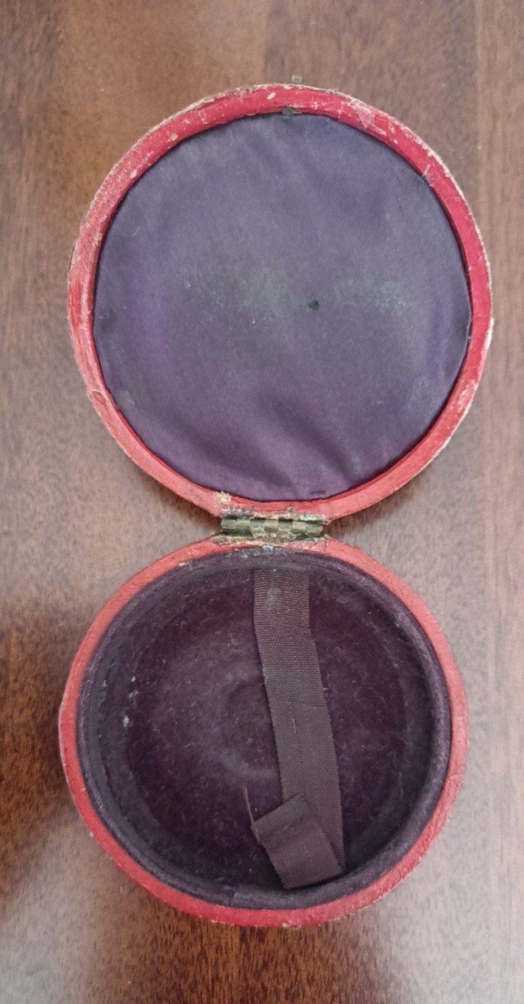 欧洲币章勋章首饰盒子专场十二期 木盒外径67mm，内径56mm，卡扣缺失