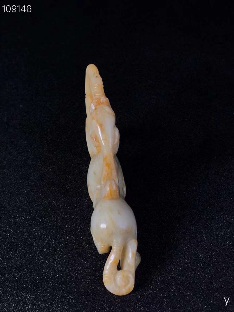 和田玉瑞兽摆件，做工精致，玉质油润细腻，高端大气上档次，保存完好，成色如图。