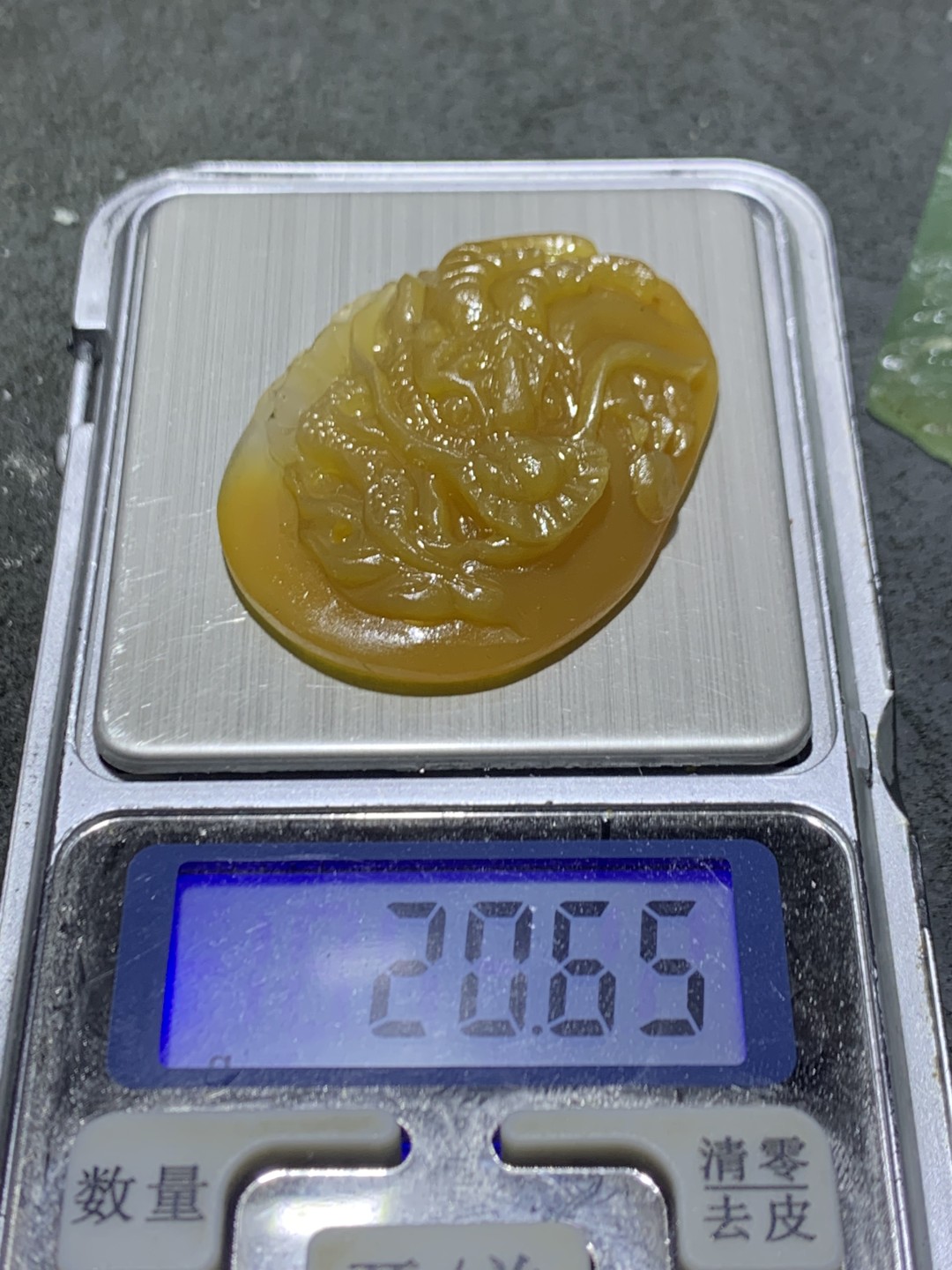 精美亚光蒙料冰飘鸡油黄战国红玛瑙手工雕刻龙牌吊坠一个，