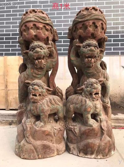 清代楠木狮子一对、狮子滚绣球造型、手工雕刻、雕刻精细、形象生动、形态逼真、品相尺寸如图 - 清代楠木狮子一对、狮子滚绣球造型、手工雕刻、雕刻精细、形象生动、形态逼真、品相尺寸如图